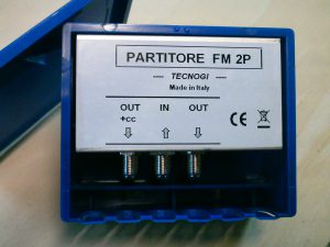 FM 2P Un ingresso , due uscite Perdita di passaggio 4dB Separazione 20dB